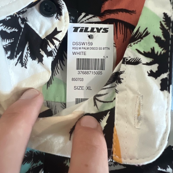Tillys SHORT SLEEVE BUTTON UP SHIRT! - Picture 5 of 5